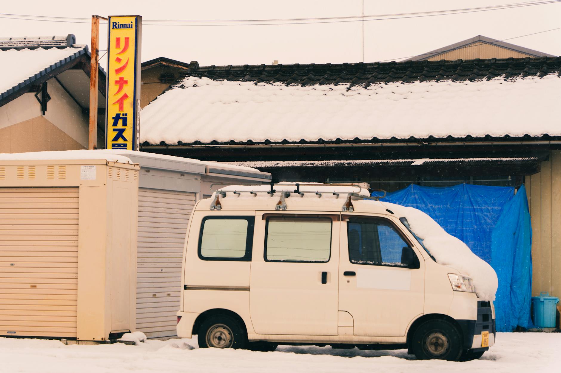 Photo of an Avis rental car sign at an airport