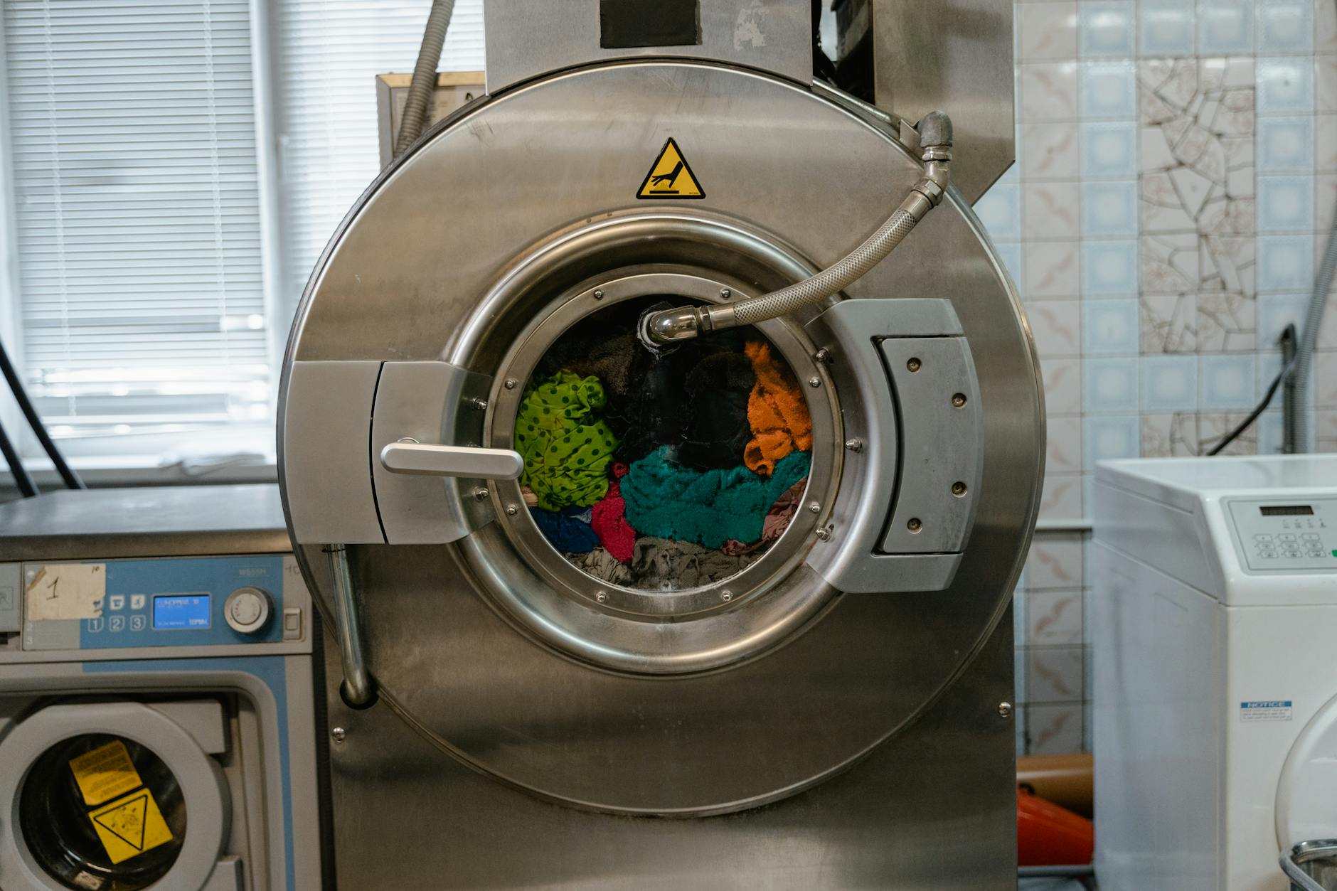 WASH meaning to clean clothes