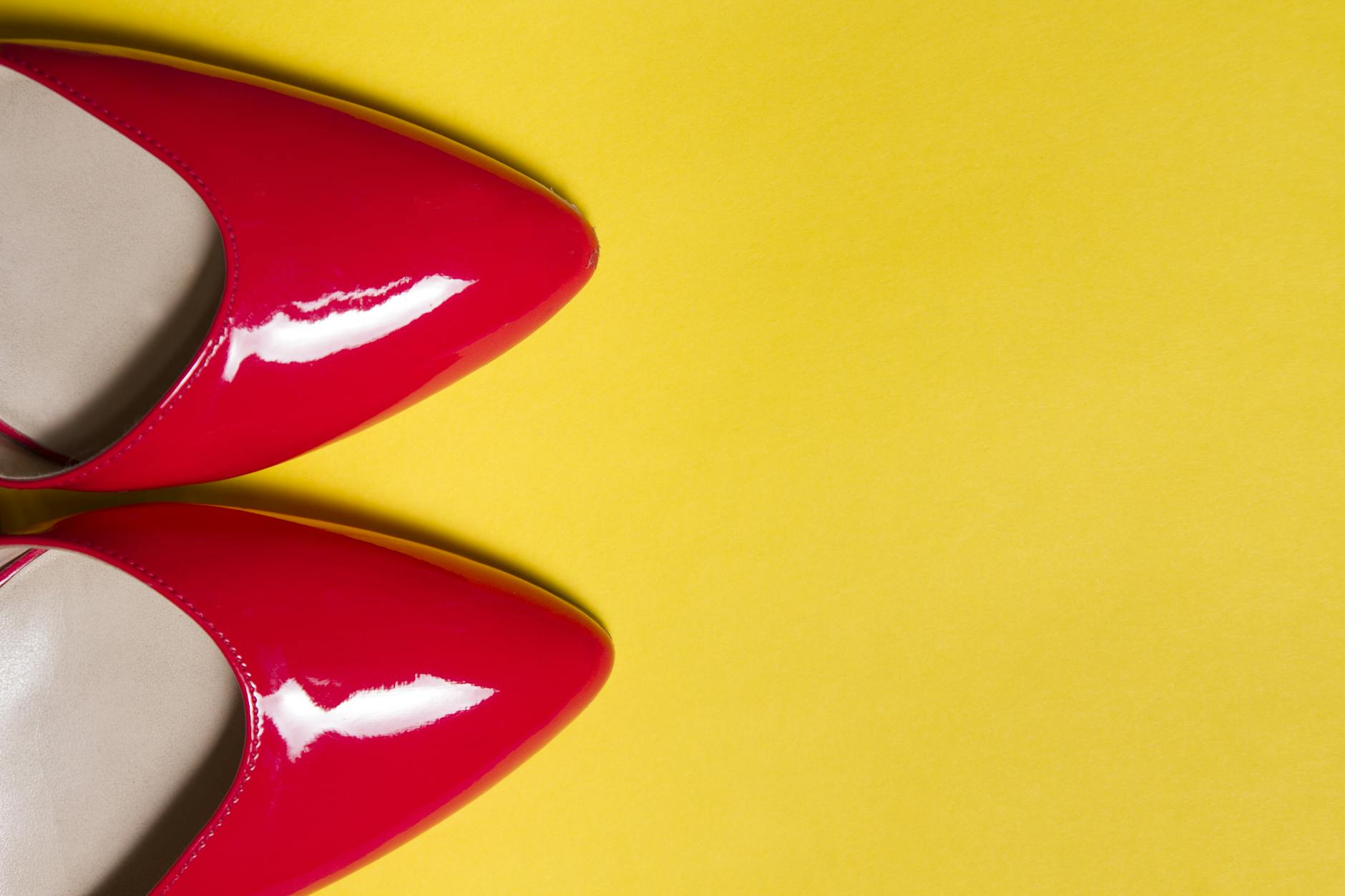 PAIR meaning two matching things (two shoes shown together)