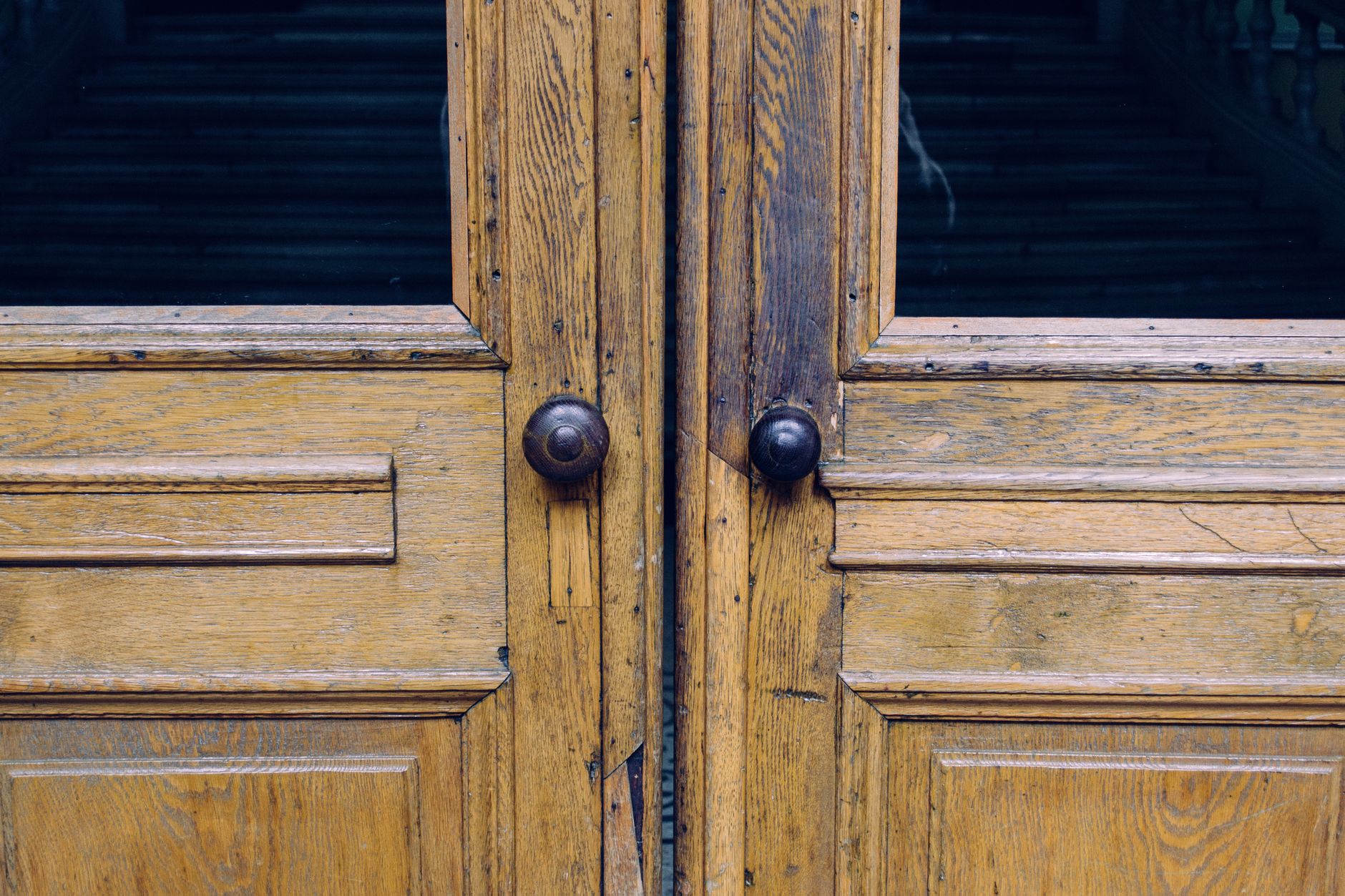 SASH shown as a word that fits the wood + 'S' pattern (meaning: wood-type association when forming the intended “_ S” wood name)