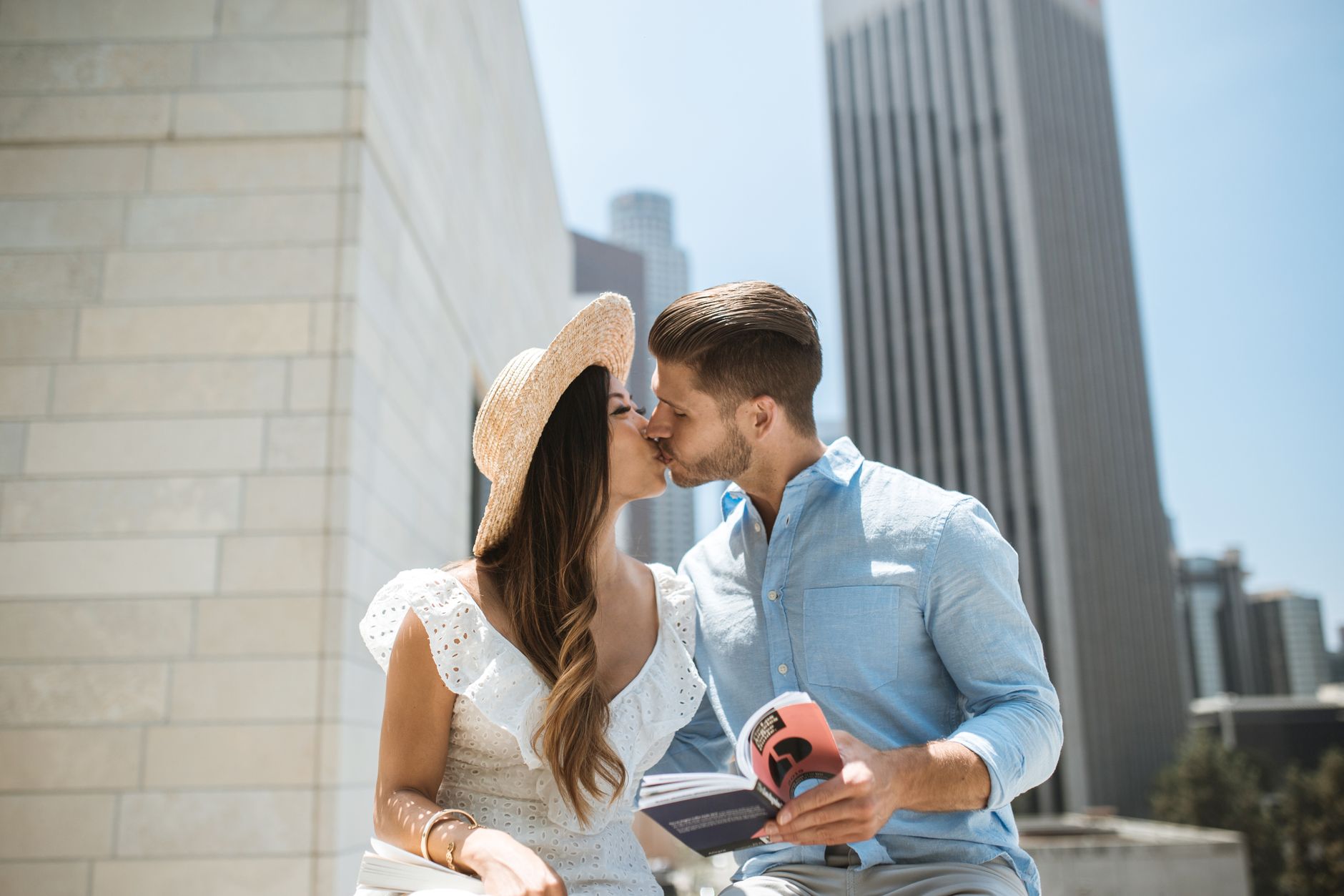 BUSSIN — kiss-slang term often used as “smooching” vibe